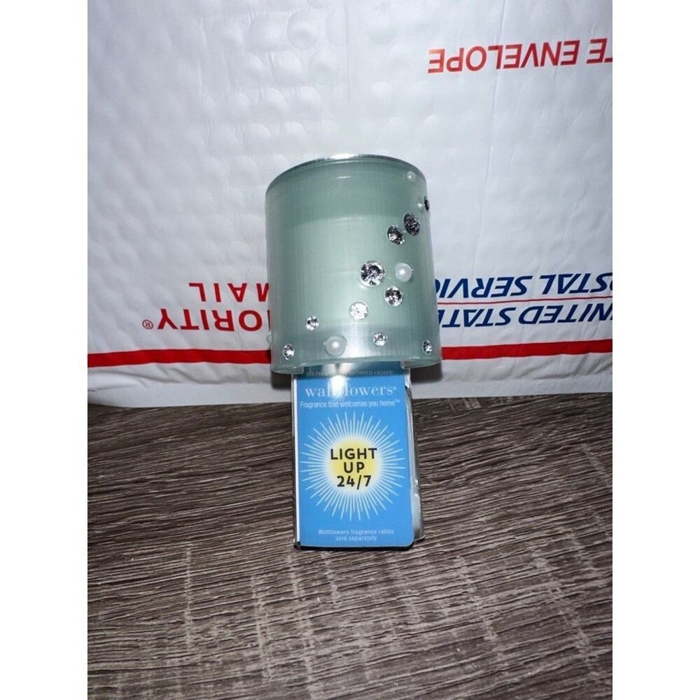Bath and Body Works blue green seafoam diamond rhinestone Wallflower Plug In